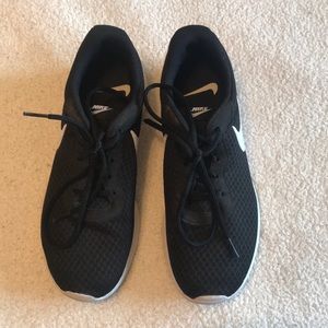 Black Nike Tennis Shoes